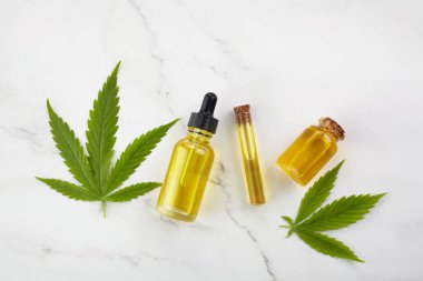 CBC yağı, esrar özütü. Tıbbi marihuana, şişedeki kenevir yağı.