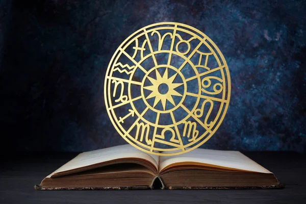 Yıldız falı astroloji geçmişi. Zodiac takımyıldızı işaretleri. Gelecek anlatımı. — Stok fotoğraf
