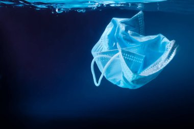 Okyanusta yüz maskesi. Coronavirus koruması. Ekoloji konsepti. Çevresel değişim kavramı.