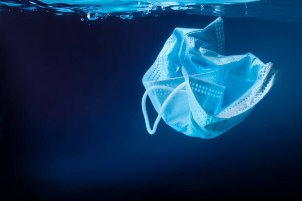 Маска для лица в океане. Защита от коронавируса. Экологическая концепция. Концепция загрязнения окружающей среды
.