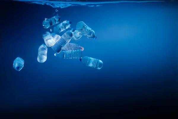 플라스틱 병들 이 바다로 가라앉고 있습니다. 초심리학적 해석의 개념이다. 세계오케 인의 날 — 스톡 사진