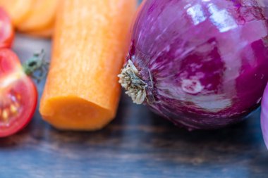 Sağlıklı bir salata için renkli domates, havuç ve diğer zengin sebzeler.