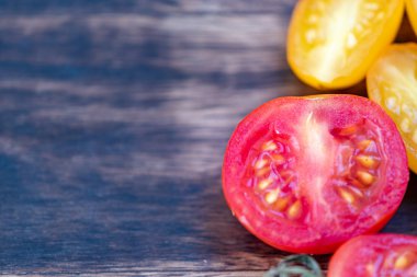 Sağlıklı bir salata için renkli domates, havuç ve diğer zengin sebzeler.