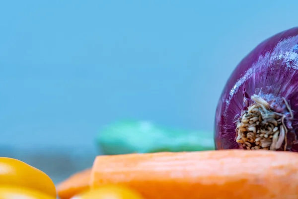 Sağlıklı bir salata için renkli domates, havuç ve diğer zengin sebzeler.