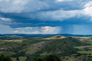 Uruguay 'ın doğusundaki dağlarda şelaleler ve engebeli ulusal parklar var.