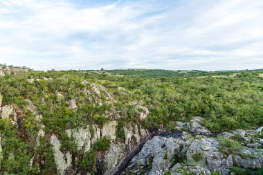 Uruguay 'ın doğusundaki dağlarda şelaleler ve engebeli ulusal parklar var.