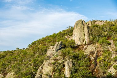 Uruguay 'ın doğusundaki dağlarda şelaleler ve engebeli ulusal parklar var.