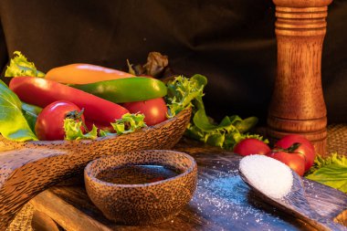 Zeytin yağı ve tuzlu salata için taze sebzeler, doğal renkler ve tatlar.