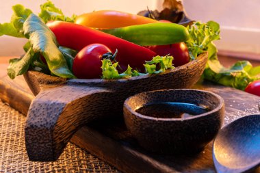 Zeytin yağı ve tuzlu salata için taze sebzeler, doğal renkler ve tatlar.