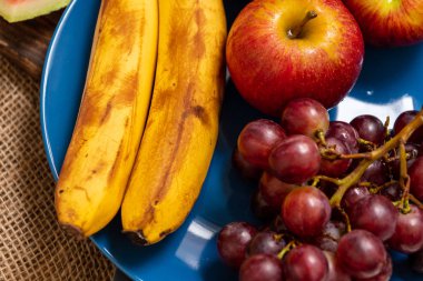 Günün her saatinde yiyecek taze meyveler ve vitaminler. 