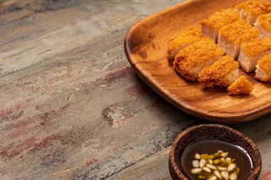 Zengin tavuk göğsü ve yanında pilav, öğle ya da akşam yemeği için.