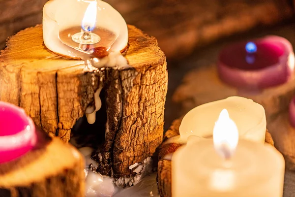 Bruciando Candele Aromatiche Fuse Legno Rustico Luce Scarsa — Foto Stock