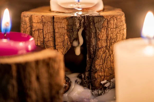 Palące Się Świece Aromatyczne Topione Drewnie Rustykalnym Słabym Świetle — Zdjęcie stockowe