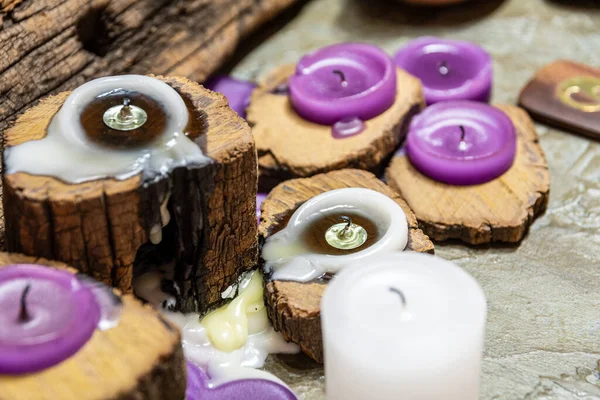 Velas Aromáticas Opacas Derretidas Madera Rústica Con Poca Luz — Foto de Stock