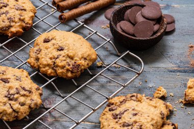 Kakaonun yanındaki ahşap masada fırından taze taze taze el yapımı acı çikolatalı kurabiyeler.