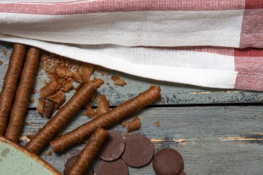 Kakaonun yanındaki ahşap masada fırından taze taze taze el yapımı acı çikolatalı kurabiyeler.