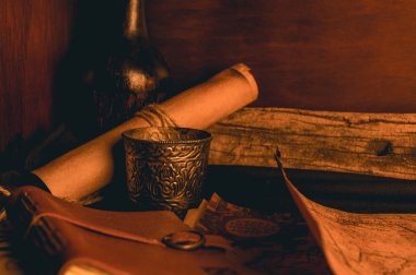 Eski planlar, diğer elementlerin yanında kırsal ormandaki mumların ışığında.