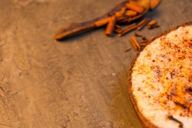 Pirinç sütü ve yumurtaya dayalı nefis bir tatlı ve biraz tarçın, çok soğuk ya da sıcak.