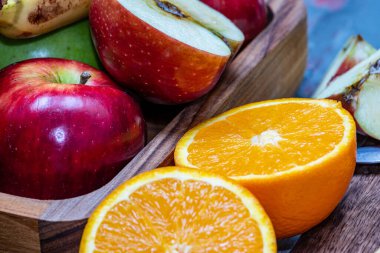 Kırmızı ve yeşil elma portakalları ve diğer meyvelerle birlikte lezzetli mandalinalar.