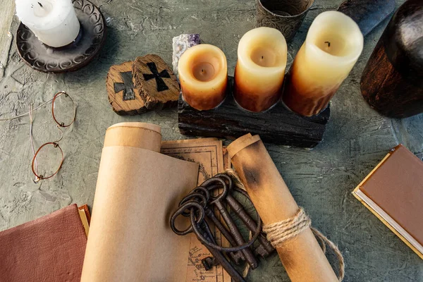 Alte Schlüssel Und Symbole Aus Holz Und Mit Wenig Natürlichem Stockbild