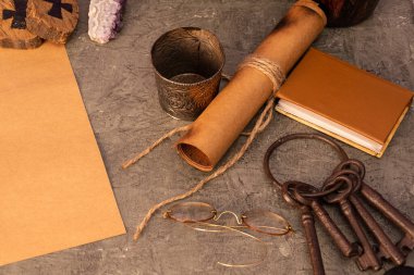 Tahtadaki eski anahtarlar ve semboller ve biraz da doğal ışık.