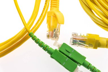 Uzantı için fiber optik ve çoklu çiftli iletkenler