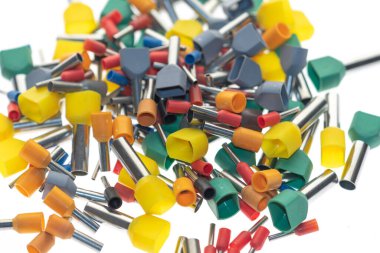 Elektrik iletkenleri için içi boş metal terminaller