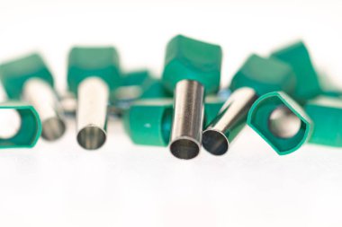 Elektrik iletkenleri için içi boş metal terminaller