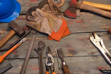 ev içinde ve dışında çalışmak için çeşitli metal araçlar