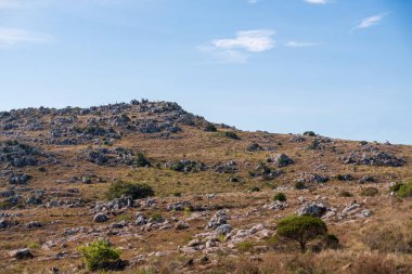 Dağlar mavi gökyüzü ve bulutlar doğa ve aile yürüyüşleri için.