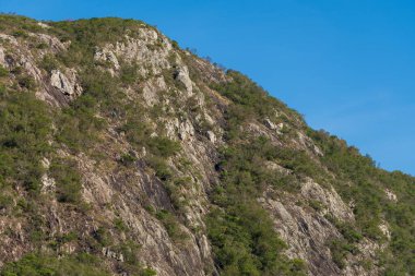 Dağlar mavi gökyüzü ve bulutlar doğa ve aile yürüyüşleri için.
