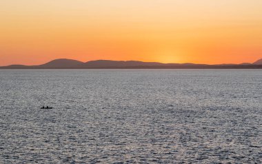 Güzel turuncu gökyüzü ve Uruguay 'ın okyanus kıyısında gün batımı