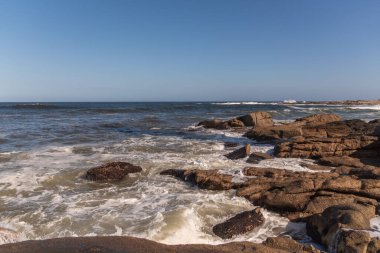 Atlantik 'in okyanus kıyısındaki kayalar Uruguay' da unutulmaz bir yolculukta.
