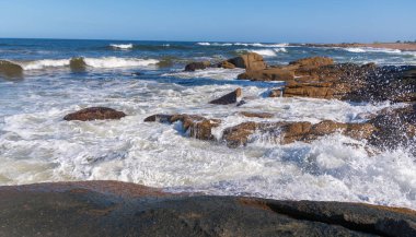 Atlantik 'in okyanus kıyısındaki kayalar Uruguay' da unutulmaz bir yolculukta.
