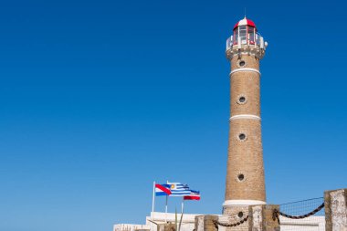Gemilere ve sahil kaynaklarına görsel yardım için kıyıdaki deniz feneri.
