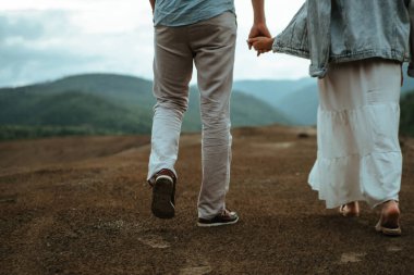 Çift el ele yürür.