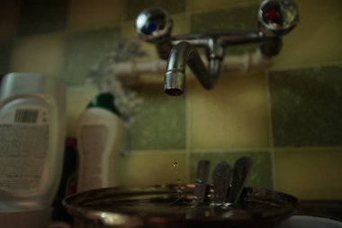 Mutfakta su sızıntısı var.