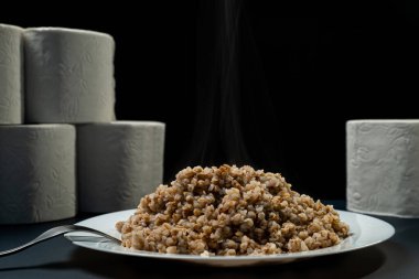 Tuvalet kağıdının üzerinde karabuğday tabağı