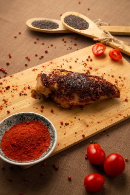 Baharatlı tavuk göğsü.