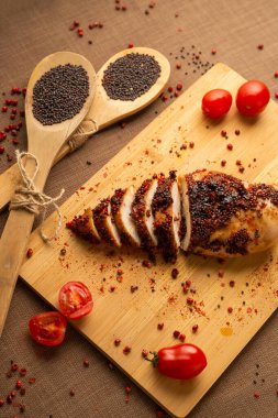 Baharatlı tavuk göğsü.