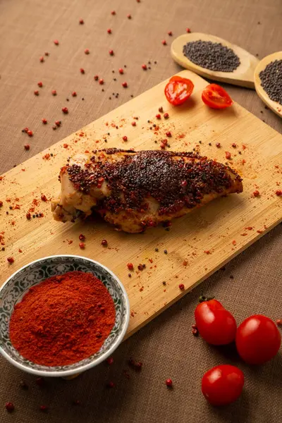 Baharatlı tavuk göğsü.