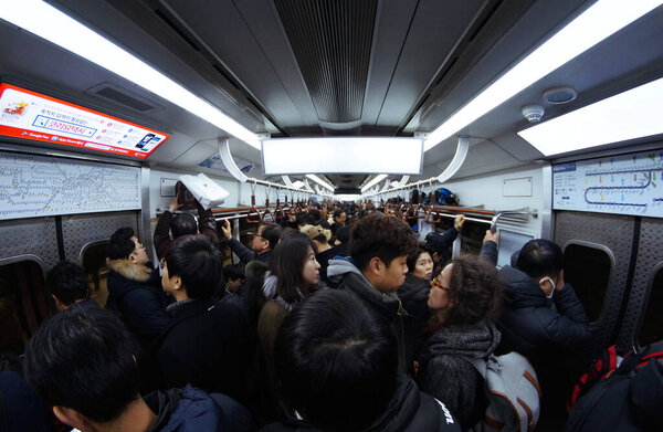 Люди в Сеульском метро в час пик
