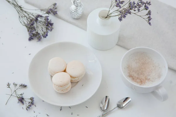 Macarons Café Matin Sur Table Lumineuse Avec Vase Flou Fleurs Image En Vente