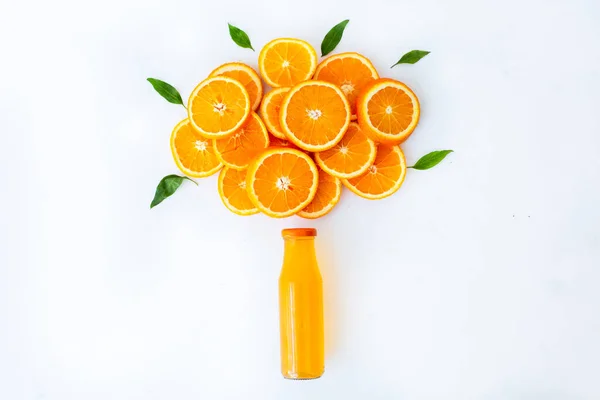 Jus d'orange frais aux oranges et tranches d'orange sur table blanche Photos De Stock Libres De Droits