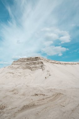 Beyaz kum çölü ve mavi gökyüzü dikey arkaplanda