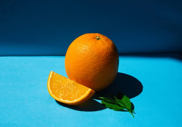 Orange frais couché sur un fond bleu Images De Stock Libres De Droits