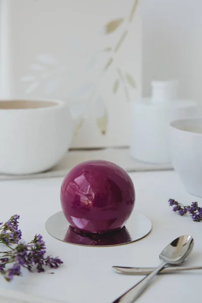 Violet boule de chocolat délicieux dessert sur fond blanc avec des fleurs Photos De Stock Libres De Droits