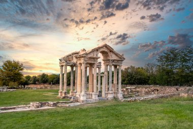 Aydın 'ın Karacasu ilçesindeki Afrodisias harabelerinde gün batımı veya Afrodisias Antik Kenti