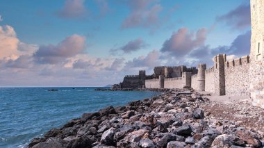 Ortaçağ Kalesi 'nin kalıntıları ya da günbatımında kale. Kalenin adı Mersin Kasabası 'ndaki Anamur Şatosu, Türkiye