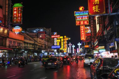 Çin Mahallesi, Bangkok, Tayland 'da neon ışıkları ve sokak hayatı. Çin Mahallesi Yaowarat Sokağı olarak bilinir.